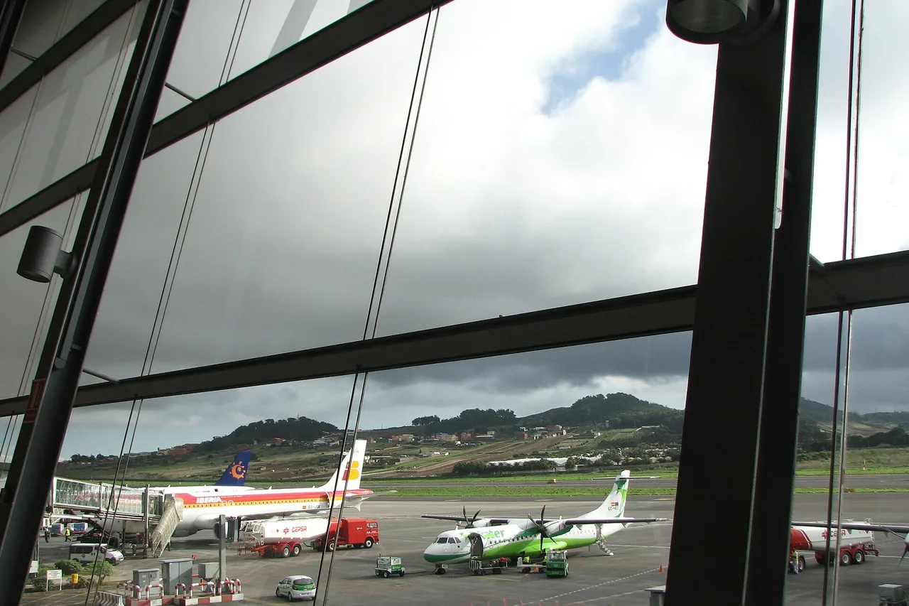 Blick aus dem Terminal des Flughafens Teneriffa Nord (Los Rodeos) auf das Vorfeld