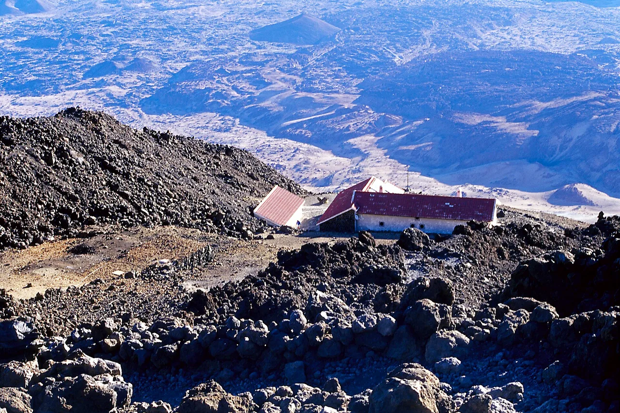 Le refuge d'Altavista à 3 260 mètres au milieu des coulées de lave, avec la vallée en contrebas, Tenerife