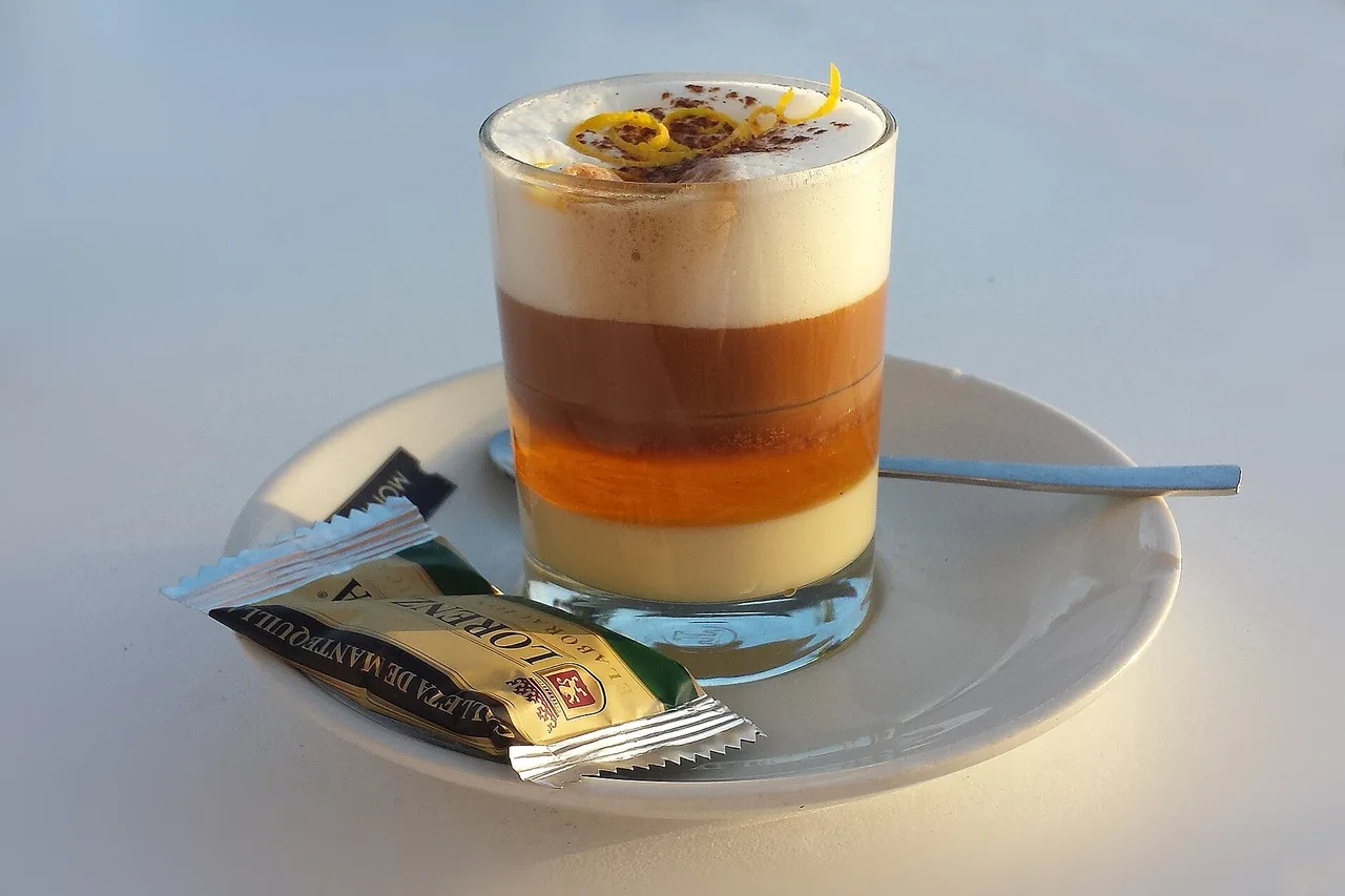 Barraquito en capas en su vaso, con canela y corteza de limón, el café típico de Tenerife