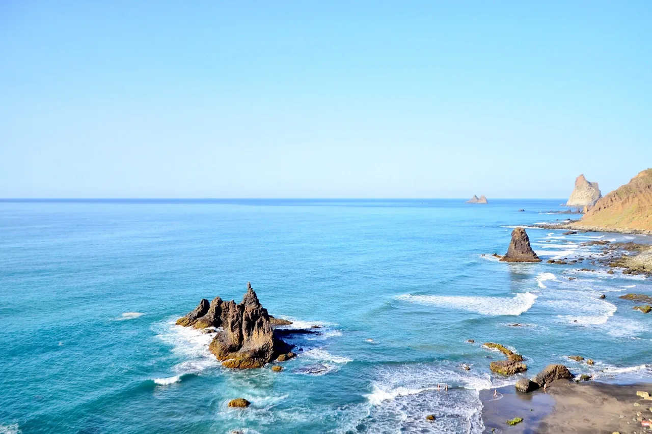 Die Felsnadeln des Anaga in türkisfarbener See an der Playa de Benijo, Nord-Teneriffa
