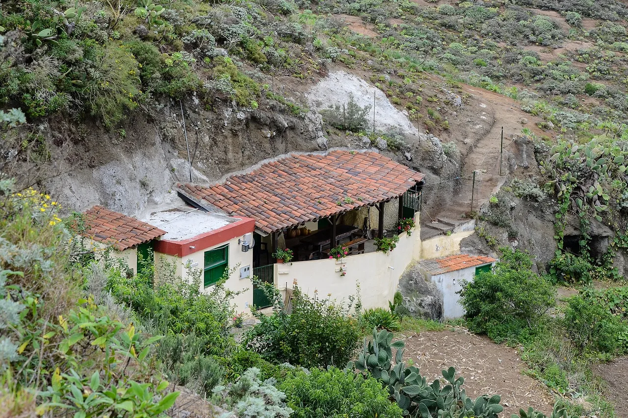Una casa-grotta abitata a Chinamada, borgo trogloditico del parco rurale di Anaga, Tenerife