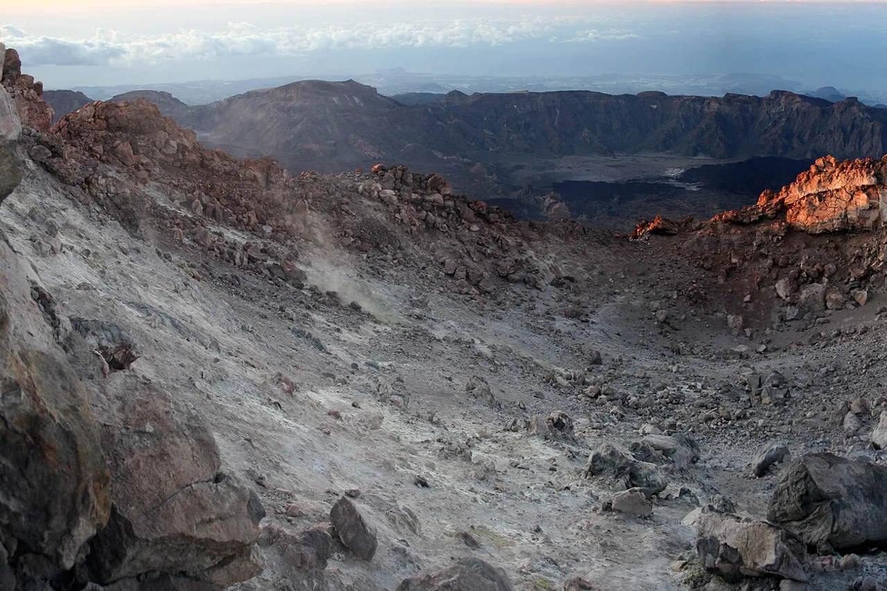 L'intérieur du cratère sommital du Teide au lever du soleil, roches ocre et fumerolles, Tenerife