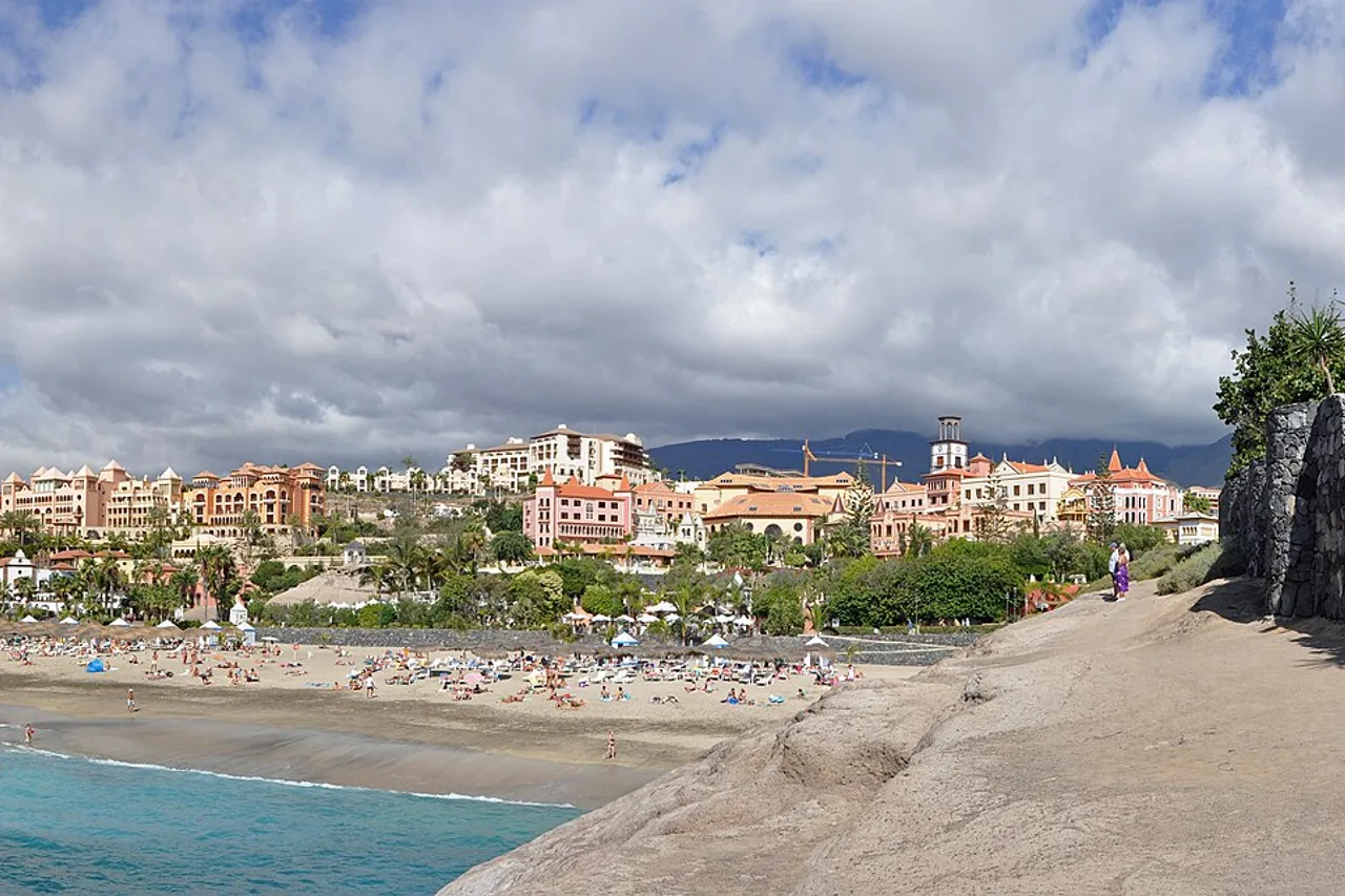 Der Strand El Duque und die großen Hotels von Costa Adeje im Süden Teneriffas