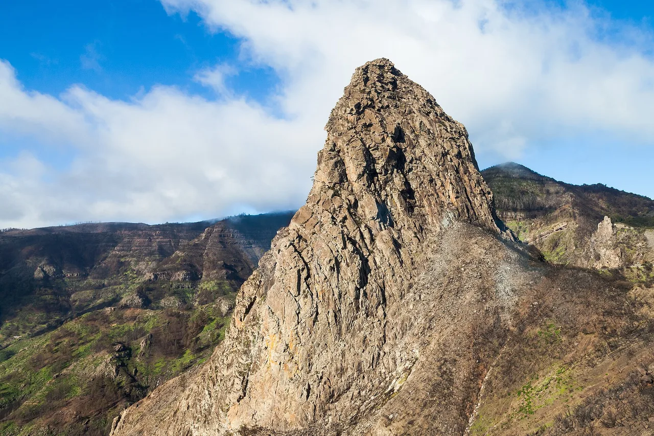 Der Felsmonolith Roque de Agando im Nationalpark Garajonay, La Gomera