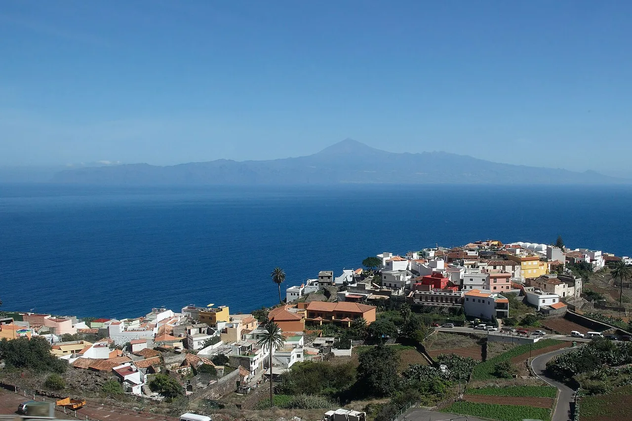 Blick von Agulo auf La Gomera über den Atlantik zum Teide auf Teneriffa