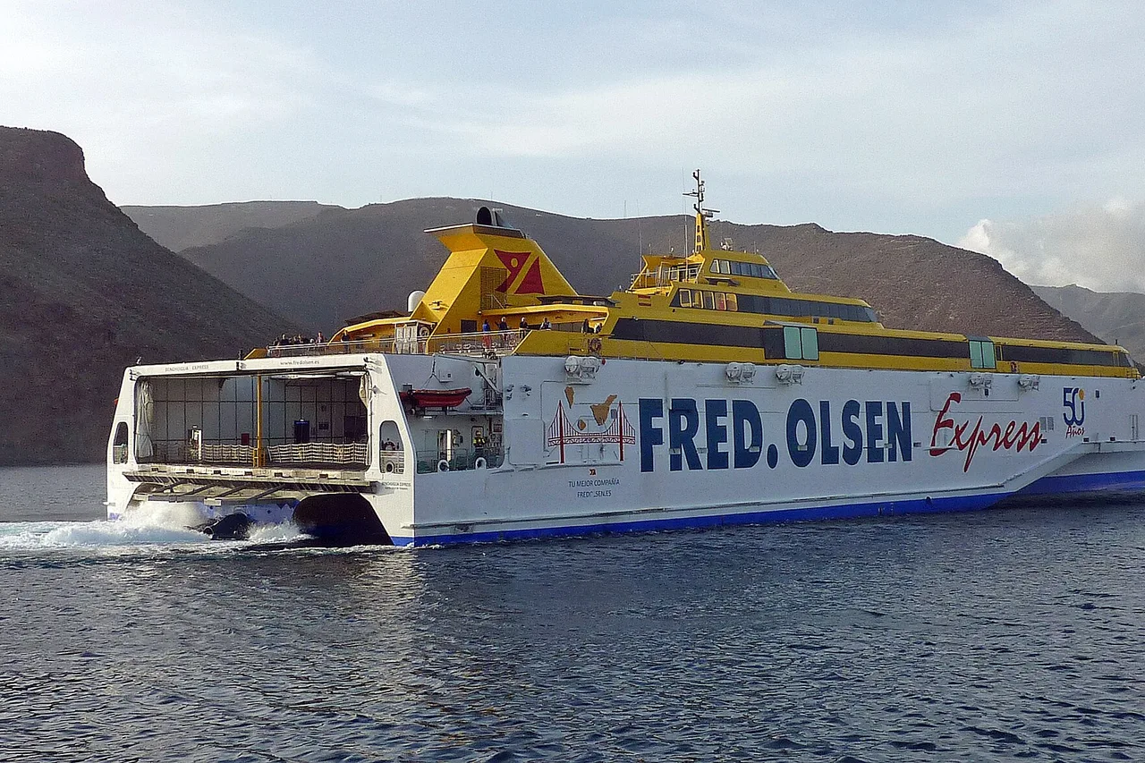 Die Schnellfähre Benchijigua Express von Fred. Olsen vor San Sebastián de La Gomera