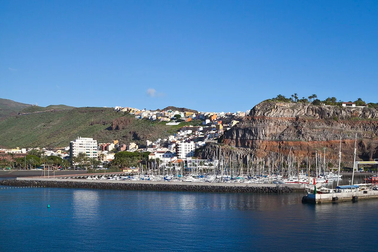 Hafen und Marina von San Sebastián de La Gomera mit der Altstadt