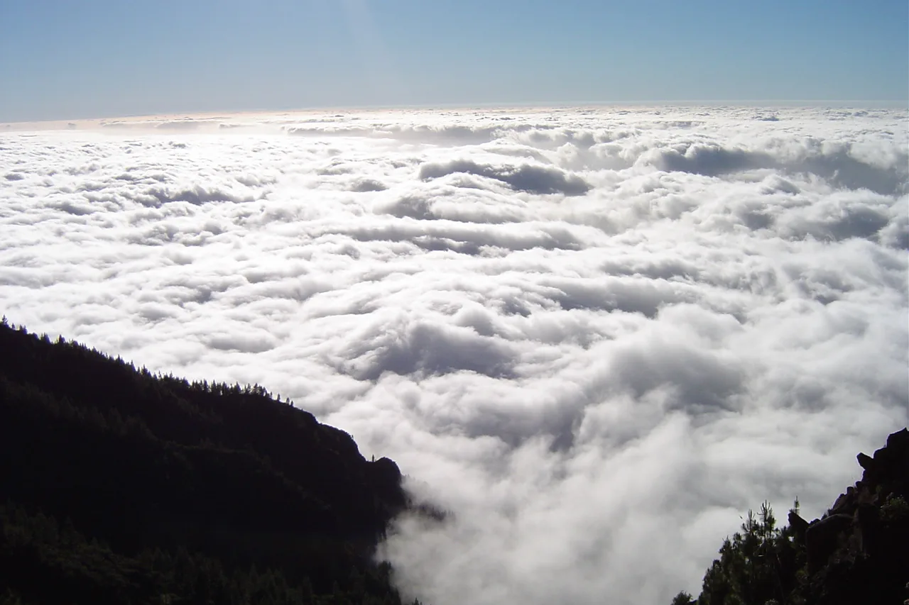 Il mare di nuvole visto dall'alto, che ricopre le valli del nord di Tenerife