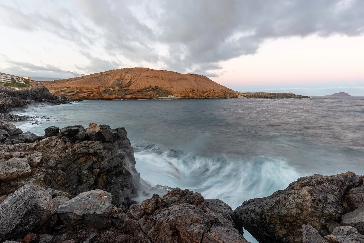 La Montaña Amarilla avance dans la mer à la Costa del Silencio, un site protégé aux fonds faciles
