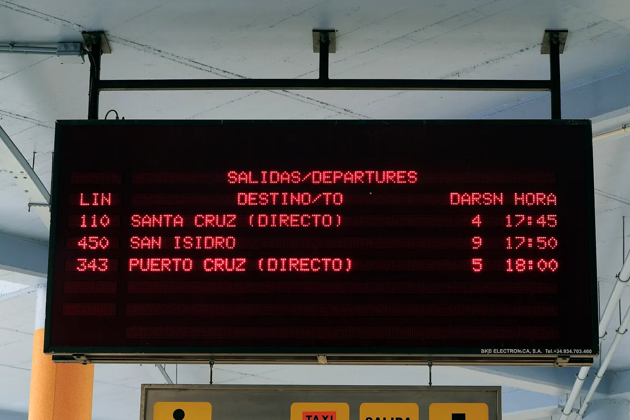 Abfahrtstafel am Busbahnhof Costa Adeje mit der Linie 343 nach Puerto de la Cruz