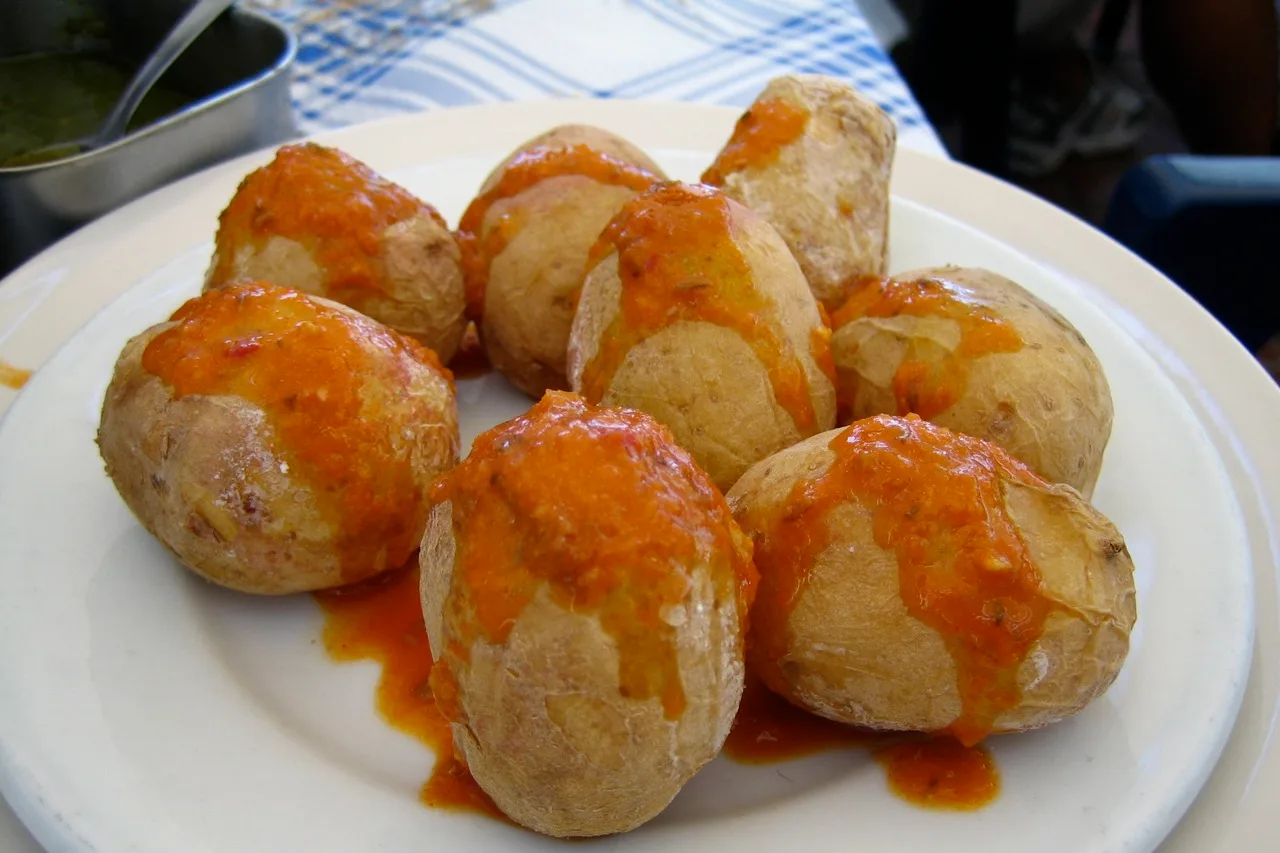 Plato de papas arrugadas cubiertas de mojo rojo, el plato emblema de Canarias