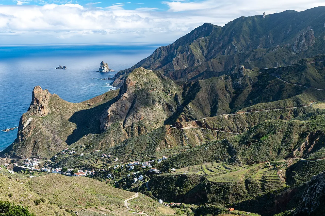 La valle di Taganana con i faraglioni di Anaga in lontananza, versante nord del massiccio, Tenerife