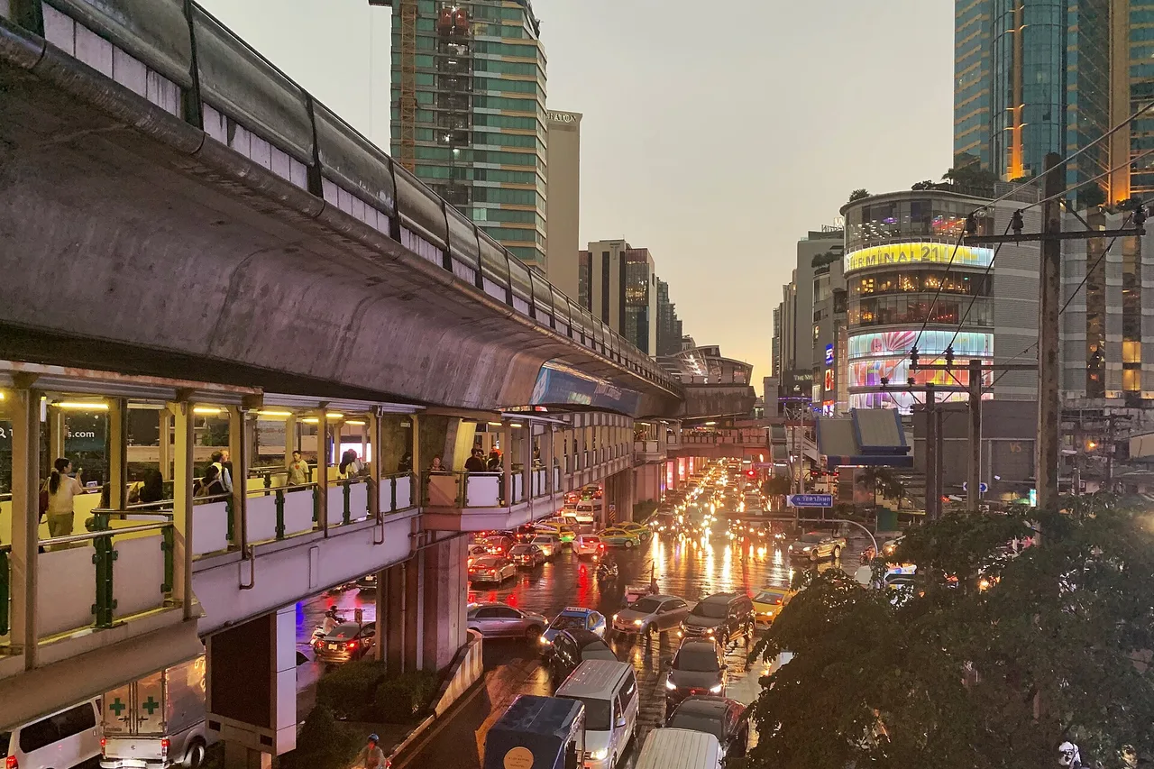 Passerelle piétonne du BTS au-dessus de Sukhumvit Road à hauteur d’Asok, Bangkok
