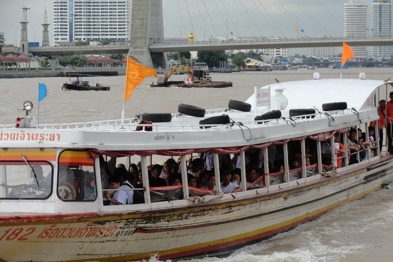 Bateau express du Chao Phraya à drapeau orange chargé de passagers, Bangkok