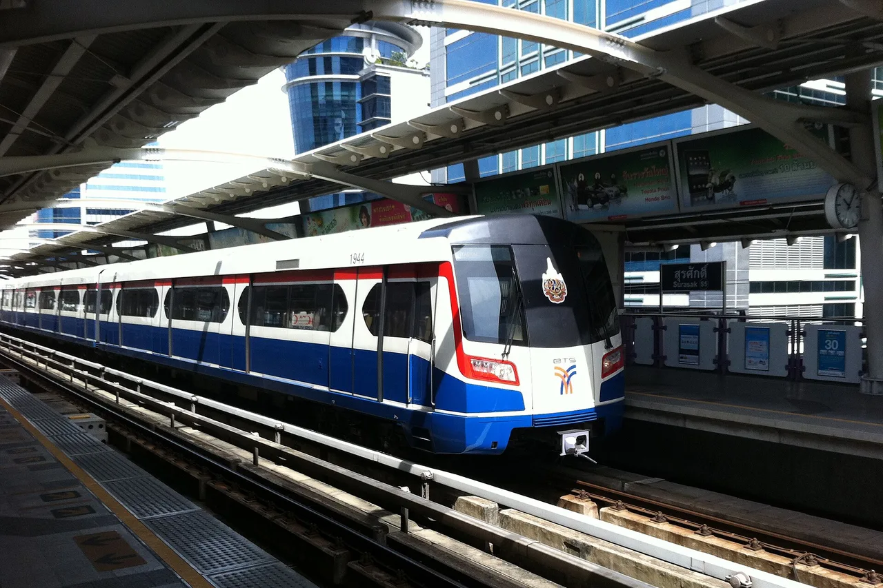 Rame du BTS Skytrain à quai dans une station aérienne de Bangkok