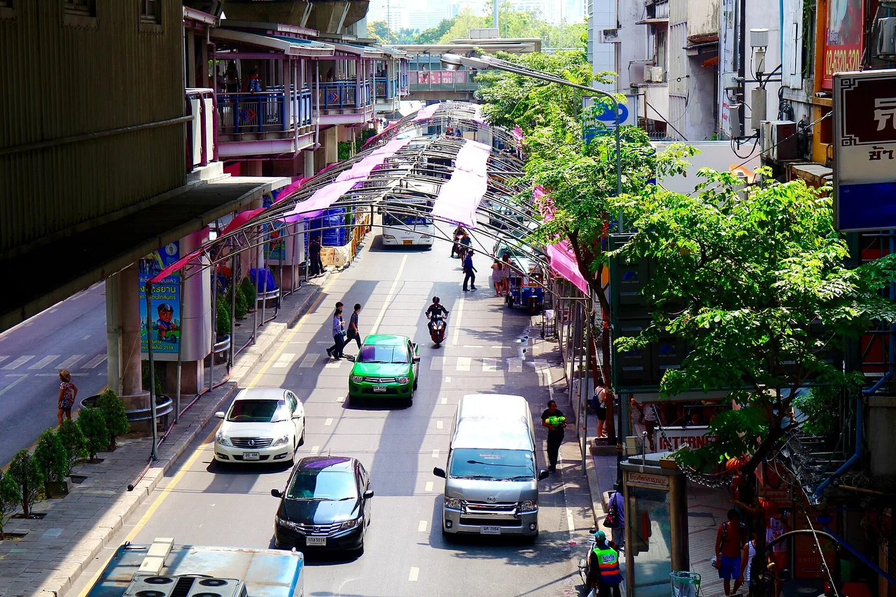 Vue plongeante sur une rue commerçante de Silom, quartier de Bang Rak, Bangkok