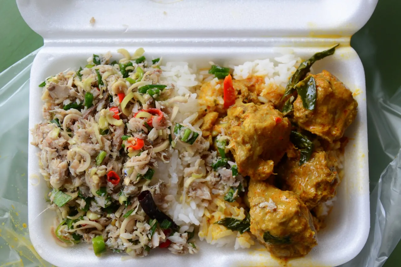 Eine Portion Reis mit zwei thailändischen Gerichten aus einem Straßenstand, Thailand