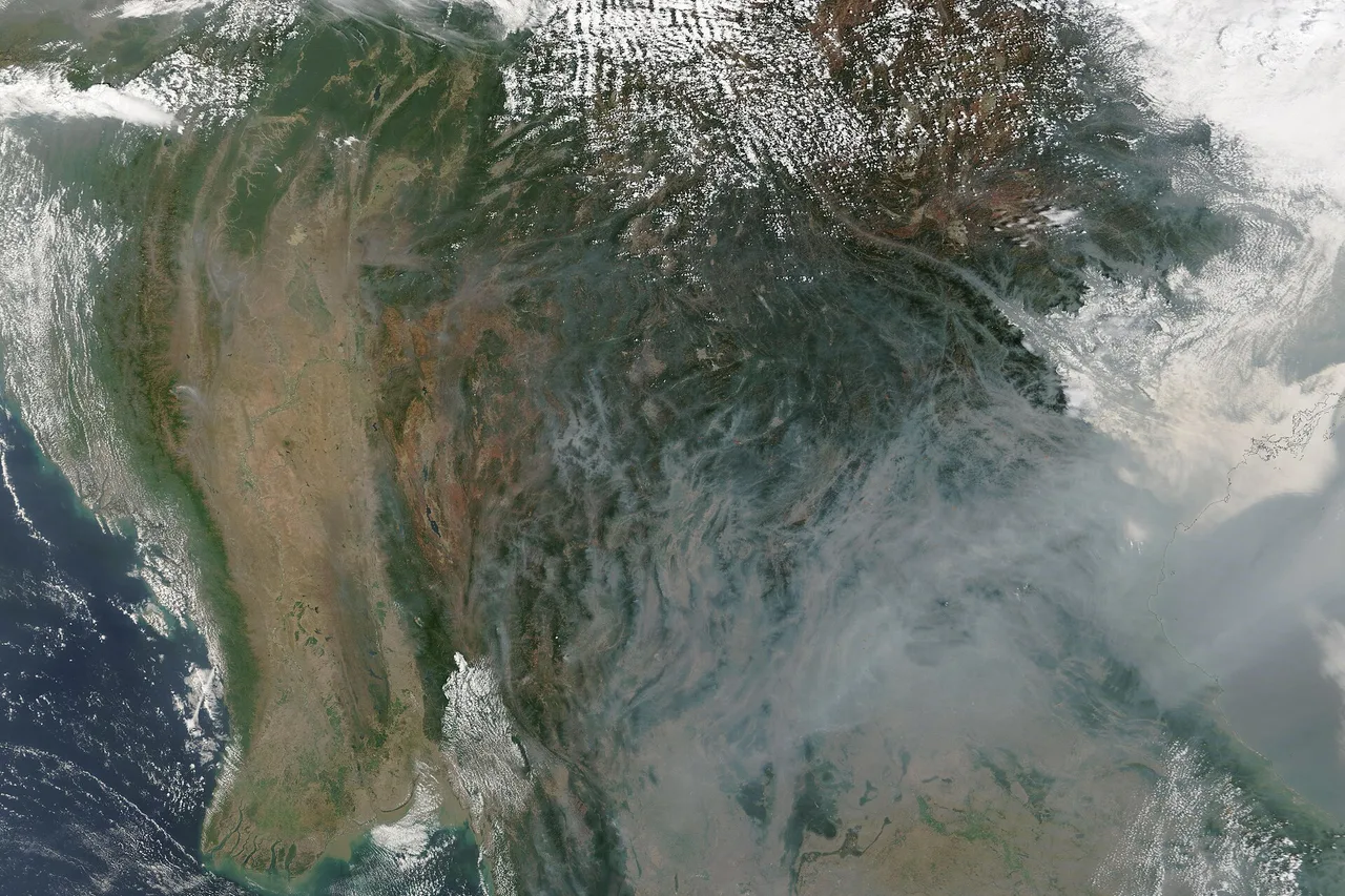 Imagen de satélite de una densa columna de humo blanco cubriendo la península indochina