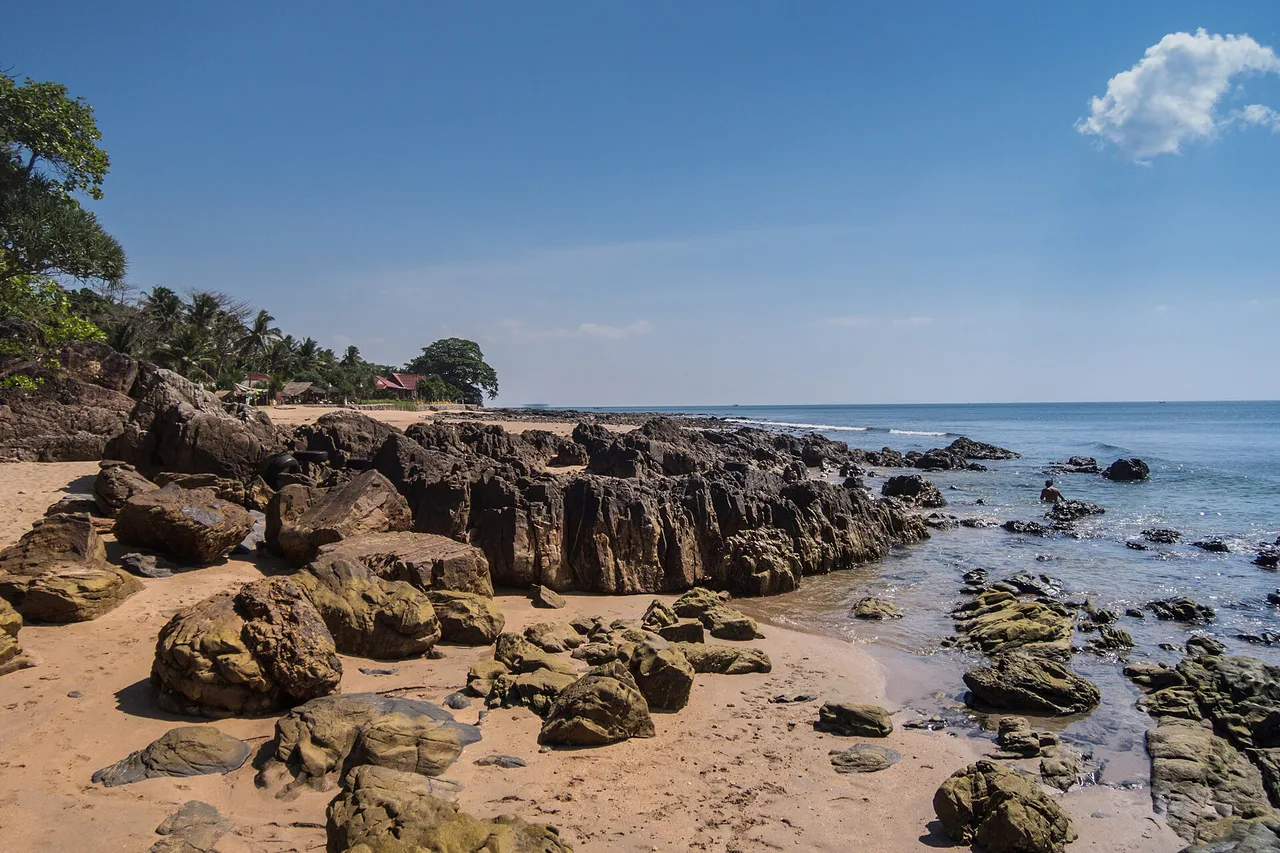 Felsiger Strand und ruhige See auf der Insel Koh Lanta, Andamanenküste, Thailand