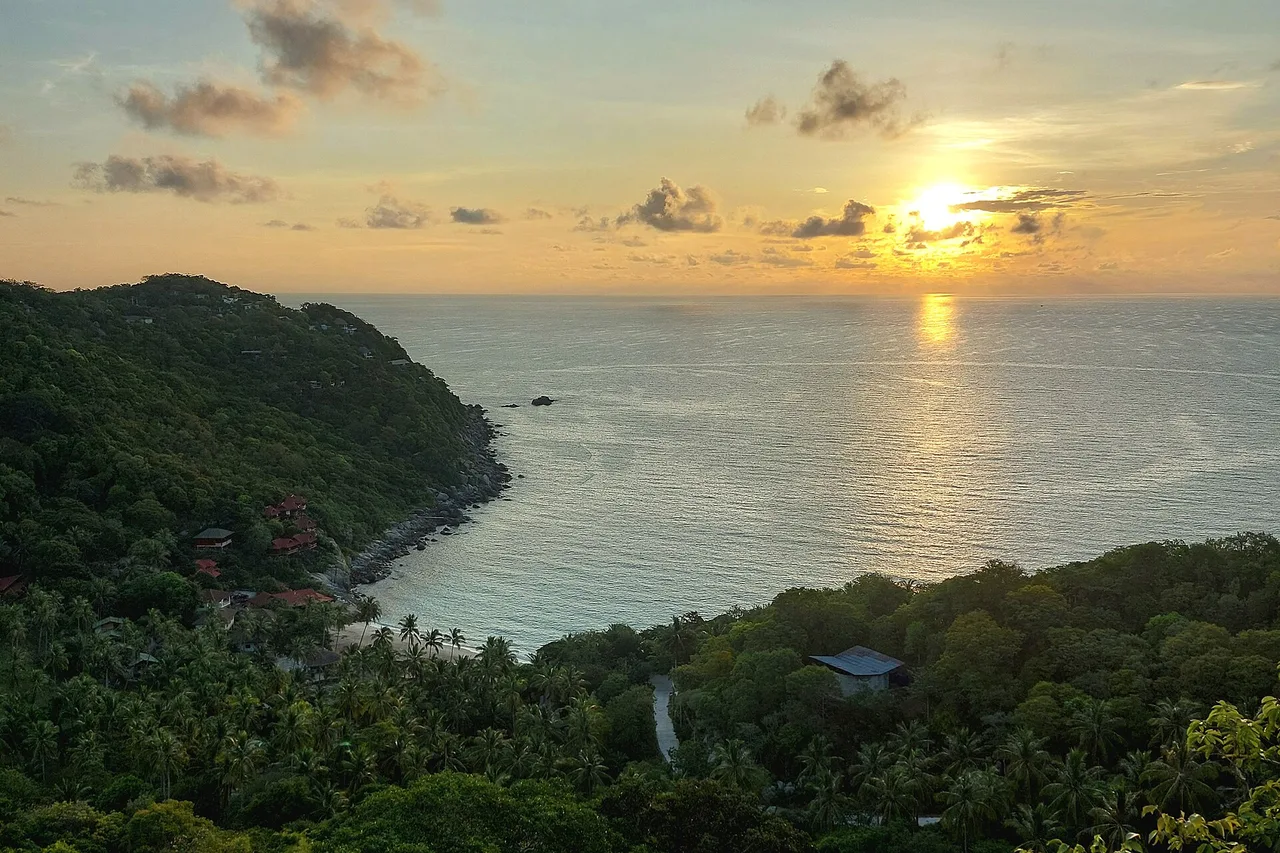 Sonnenaufgang über der Bucht Ao Leuk von den Höhen Koh Taos aus, Golf von Thailand