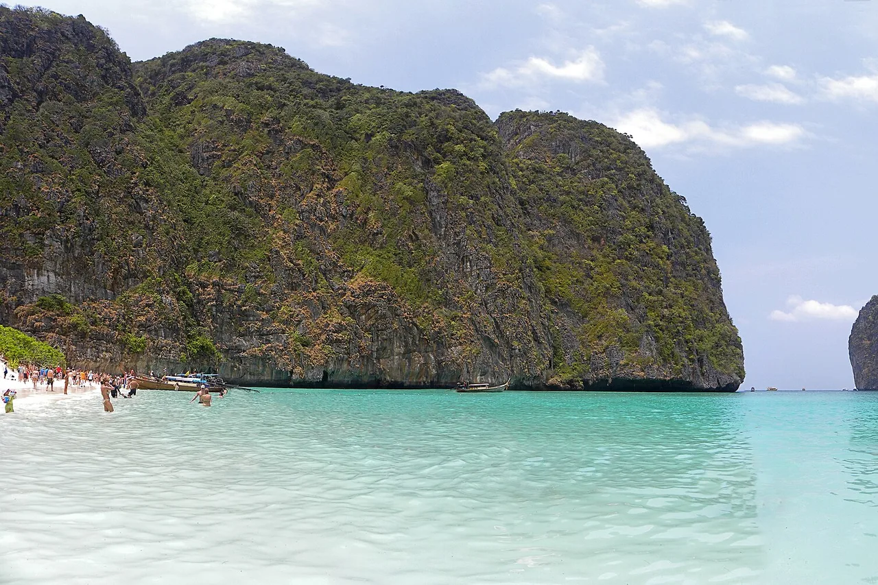 Türkisfarbenes Wasser und die Felswand der Maya Bay, Phi-Phi-Inseln, Thailand