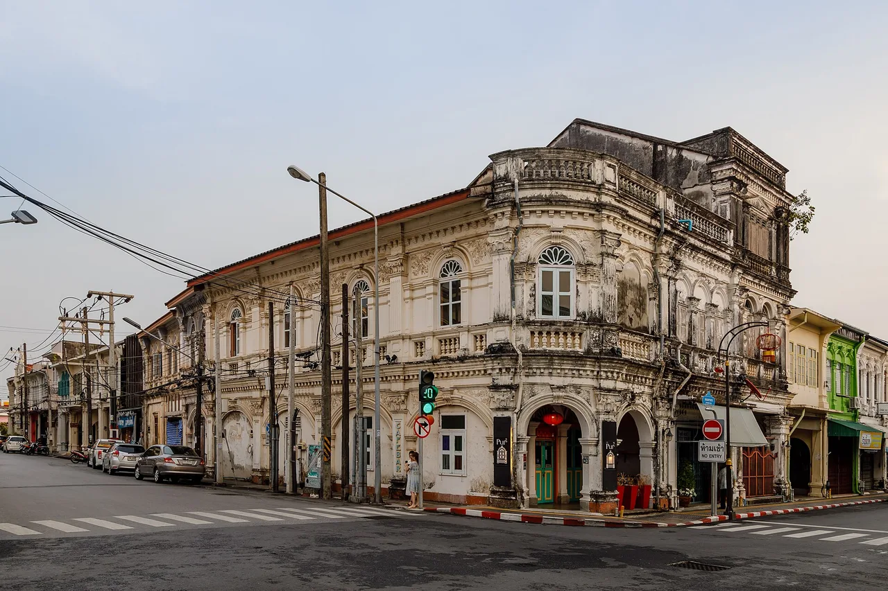 Sino-portugiesisches Gebäude an einer Straßenecke der Altstadt von Phuket, Thailand