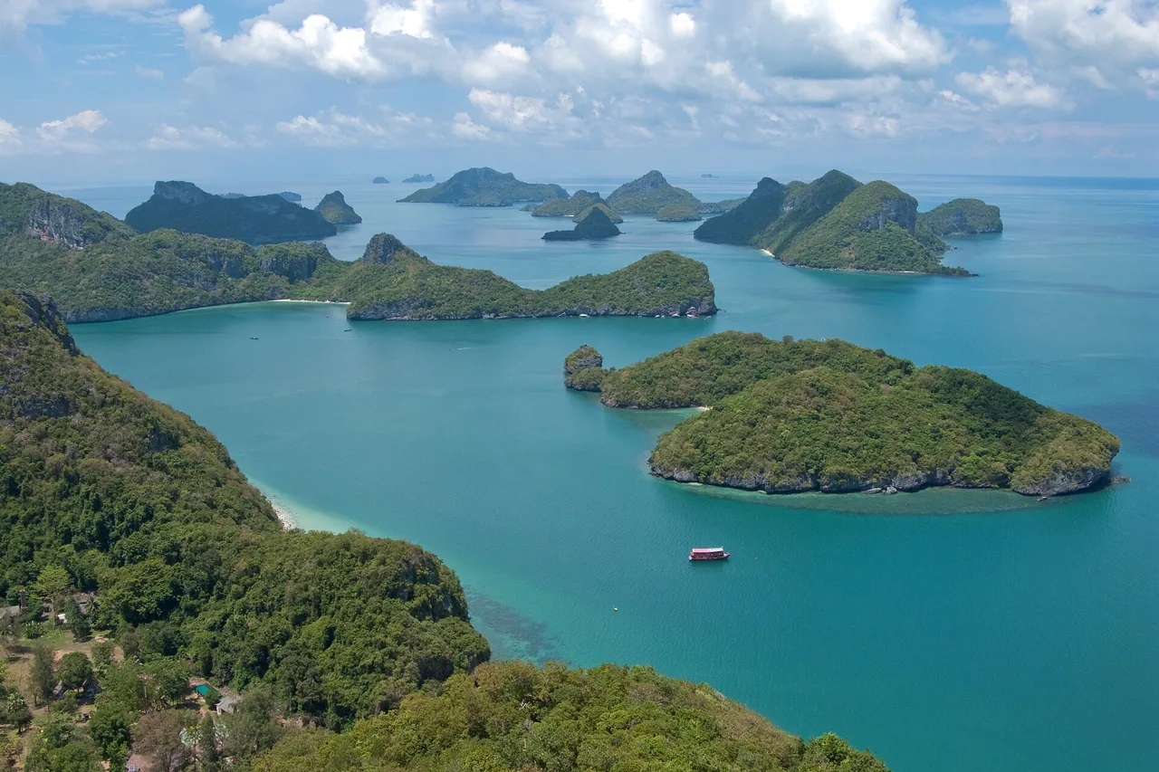 Luftaufnahme der Kalkfelsinseln des Meeresnationalparks Mu Ko Ang Thong, Thailand