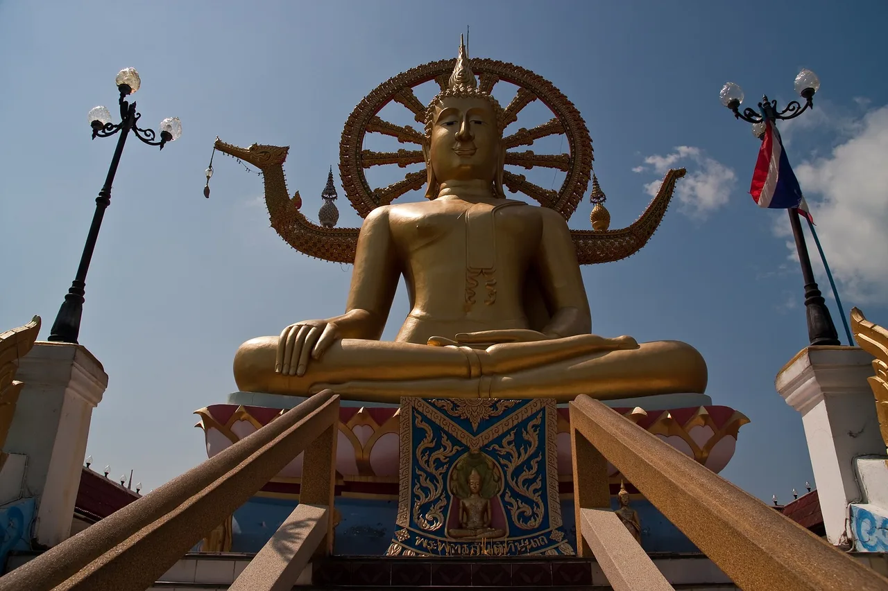 Die goldene Big-Buddha-Statue von Koh Samui von vorn, Thailand