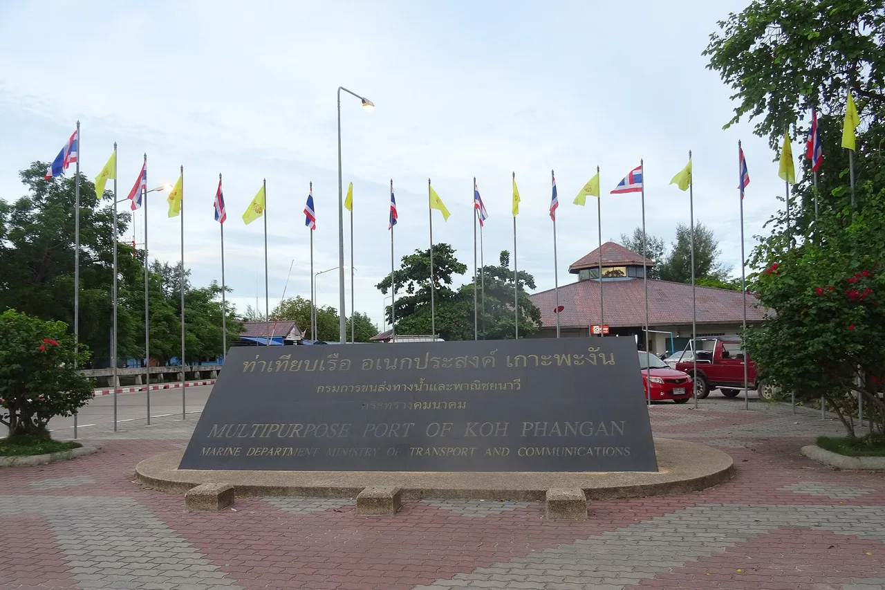 Offizielles Schild des Hafens von Thong Sala und eine Reihe von Fahnen, Koh Phangan, Thailand