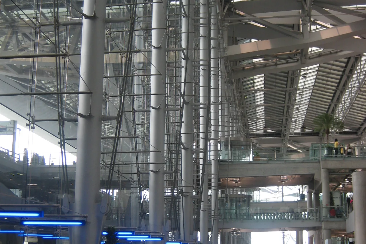 Hall des arrivées de l’aéroport Suvarnabhumi à Bangkok, charpente d’acier et grandes baies vitrées