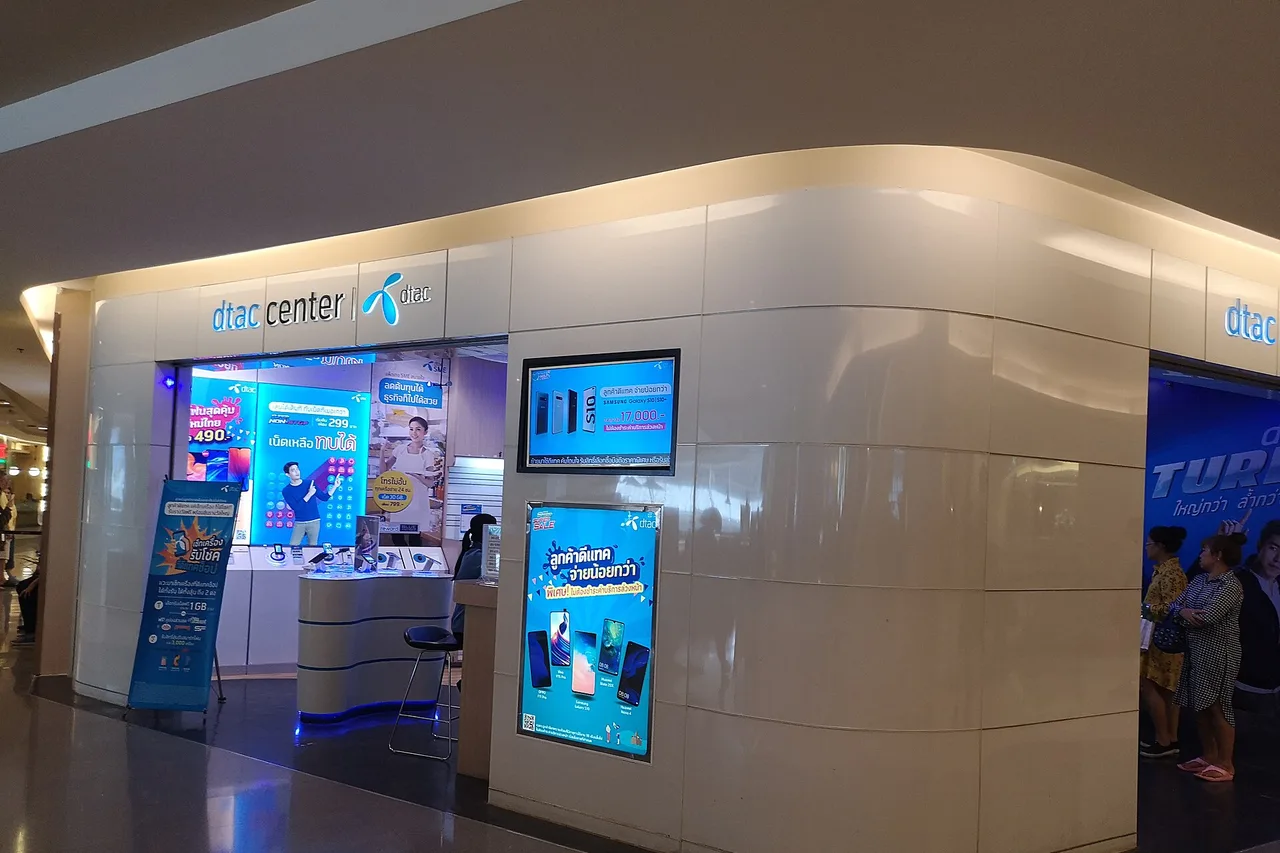 Centre dtac au Central Silom Complex à Bangkok, vitrine claire avec écrans