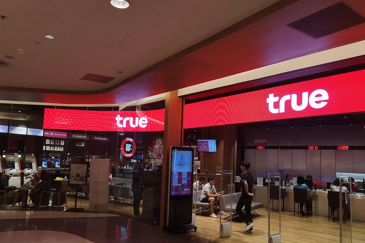 Boutique True au centre commercial Central Silom Complex à Bangkok, enseigne rouge lumineuse