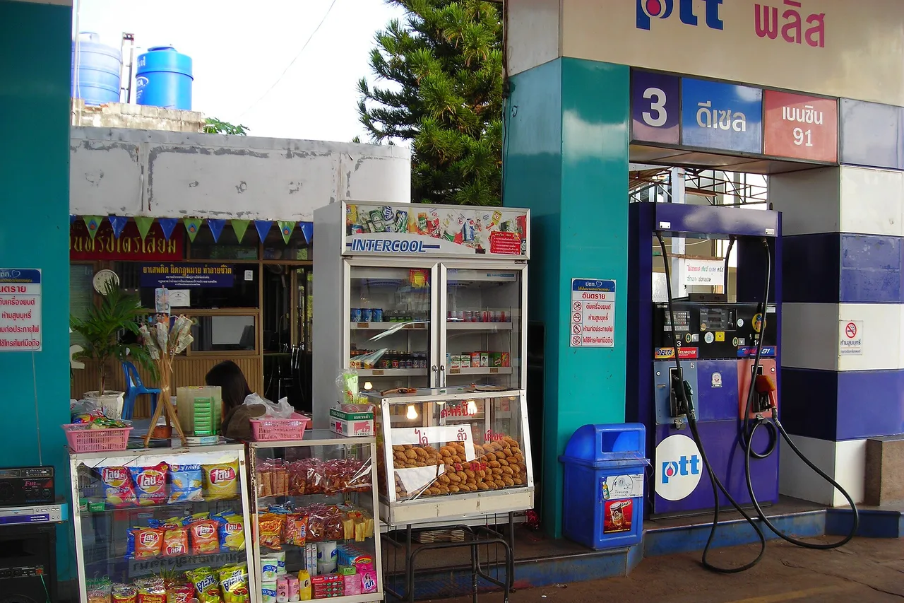 Eine PTT-Tankstelle in der Region Isan mit einem kleinen Verkaufsstand für Snacks neben den Zapfsäulen