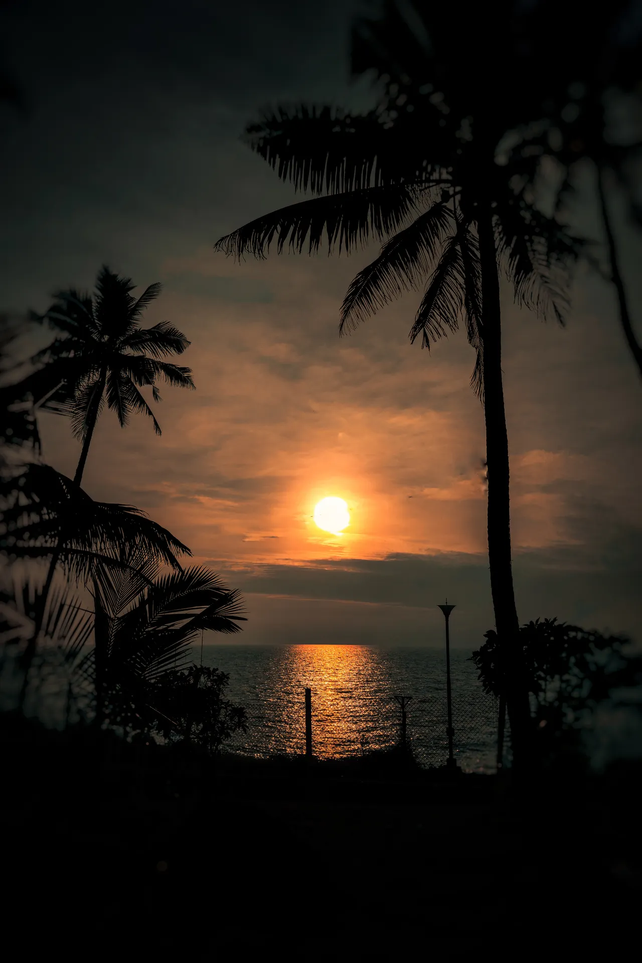 Lumière chaude sur le sud-ouest de l'île Maurice, région de Chamarel au coucher du soleil
