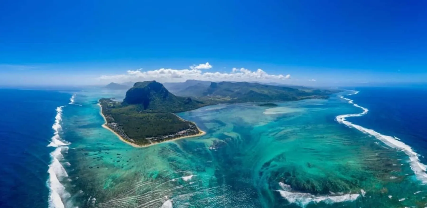Vue aérienne du lagon turquoise du Morne, île Maurice