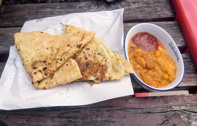 Un dholl puri, la galette mauricienne, avec ses sauces