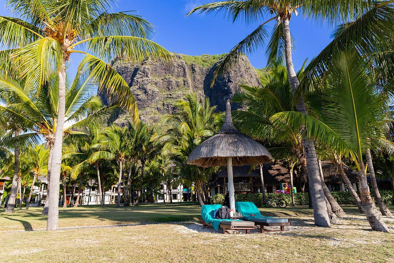 La plage du Morne et son lagon turquoise, au pied de la montagne