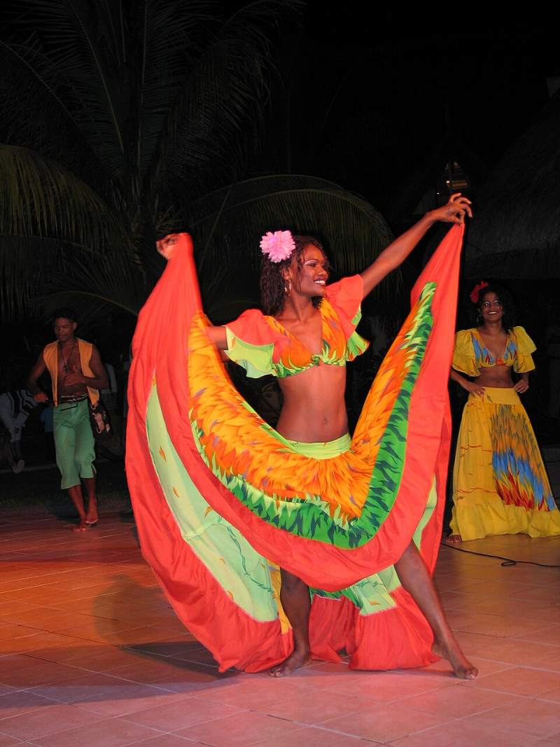Danseuse de séga en robe colorée