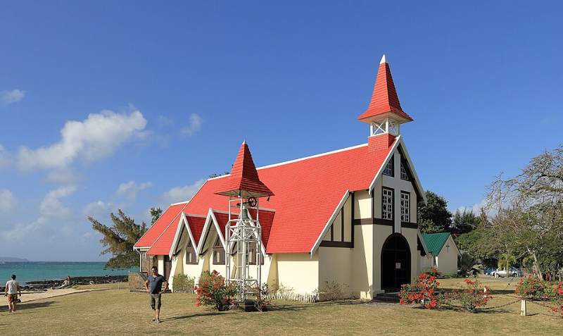 L'église au toit rouge de Cap Malheureux devant le lagon