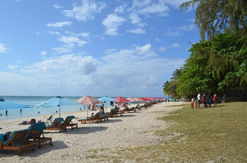 La plage de Trou aux Biches et ses filaos